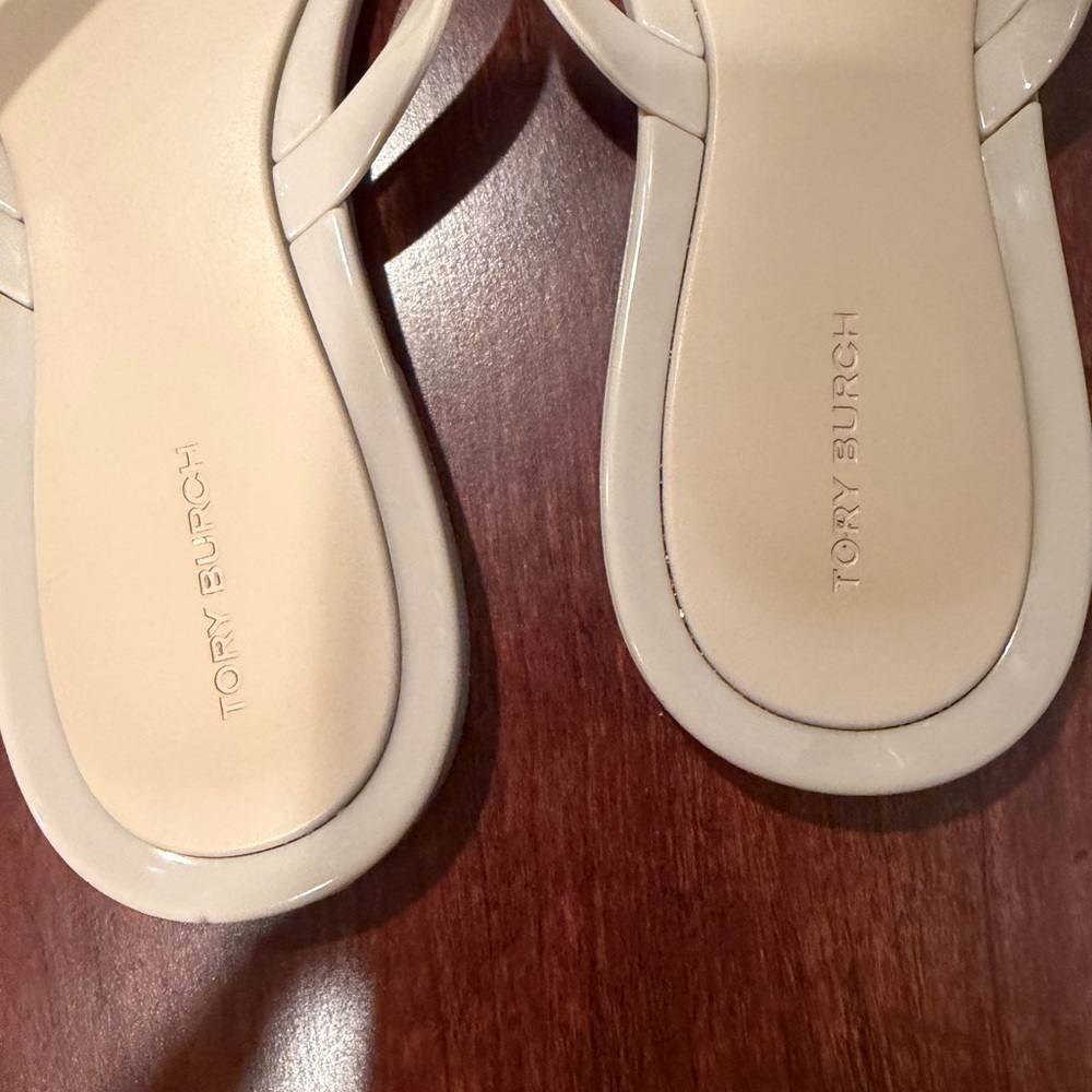 Tory Burch Nude Thin-Strap Flip Flop Sandals with Gold Logo - Picture 5 of 6